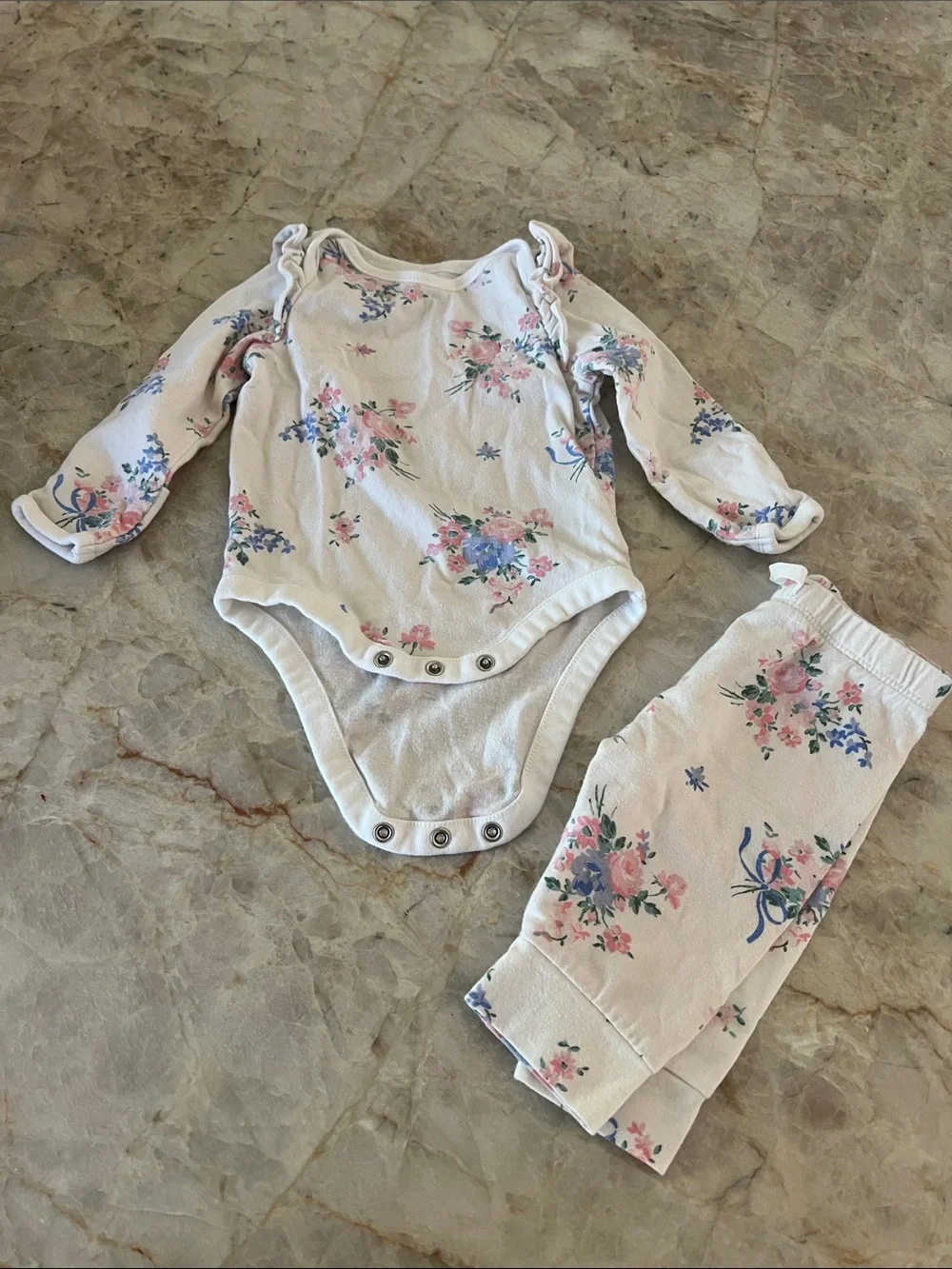 GAP Baby bundle: Floral Bodysuit Set in Cream with Pink long sleeve tops